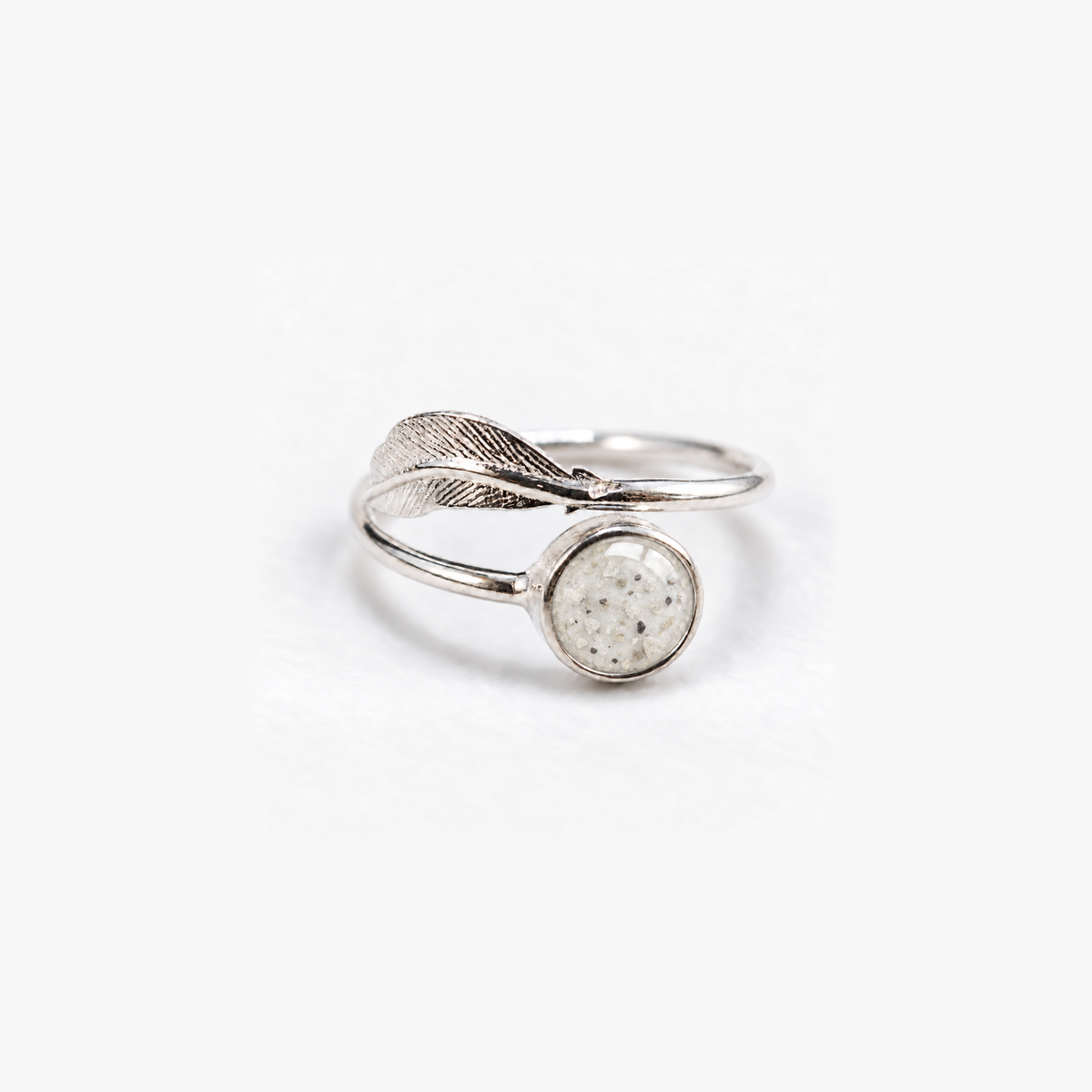 Feather Ashes Ring in Pearl with visible ashes