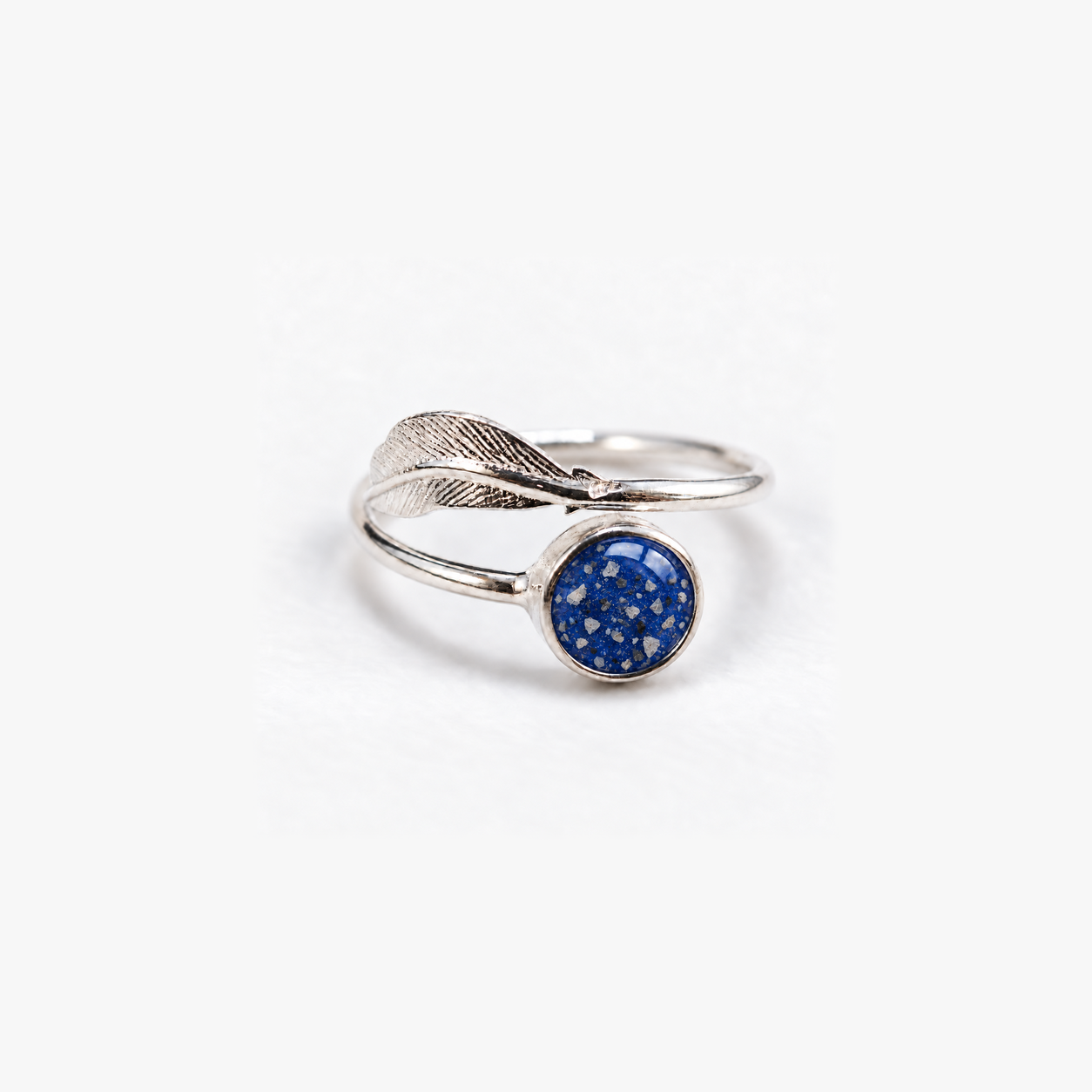 Feather Ashes Ring in Sapphire with visible ashes