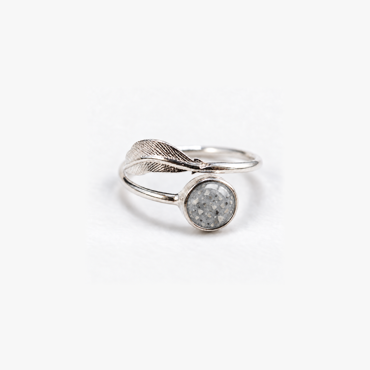 Feather Ashes Ring in Silver with visible ashes